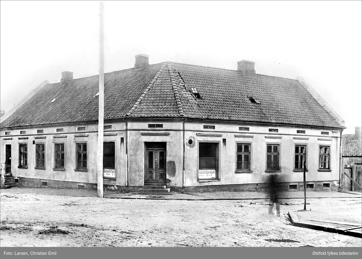 Sarpsborg Sparebank i Olav Haraldssonsgate i krysset ved Glengsgata, Sarpsborg ca. 1900. Kontortid 10-2.