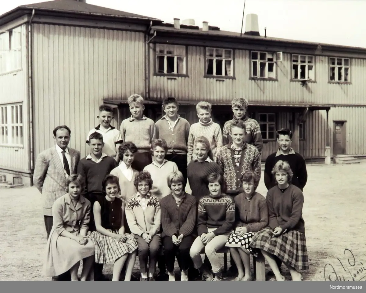 Bilde av 7. klasse Tingvollvågen skole 1960.
18 elevar somalle er namngitt på baksida av bildet.