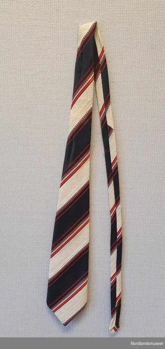 Stripete slips i grått, svart og rødt.