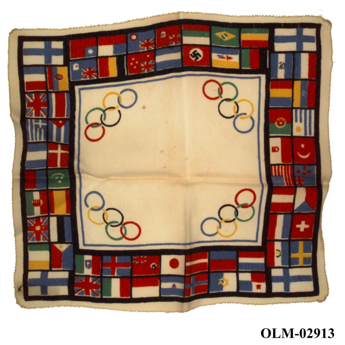 Flerfarget lommetørkle dekorert med de olympiske ringene og motiver av nasjonsflagg. Ett flagg har motiv av hakekorset.