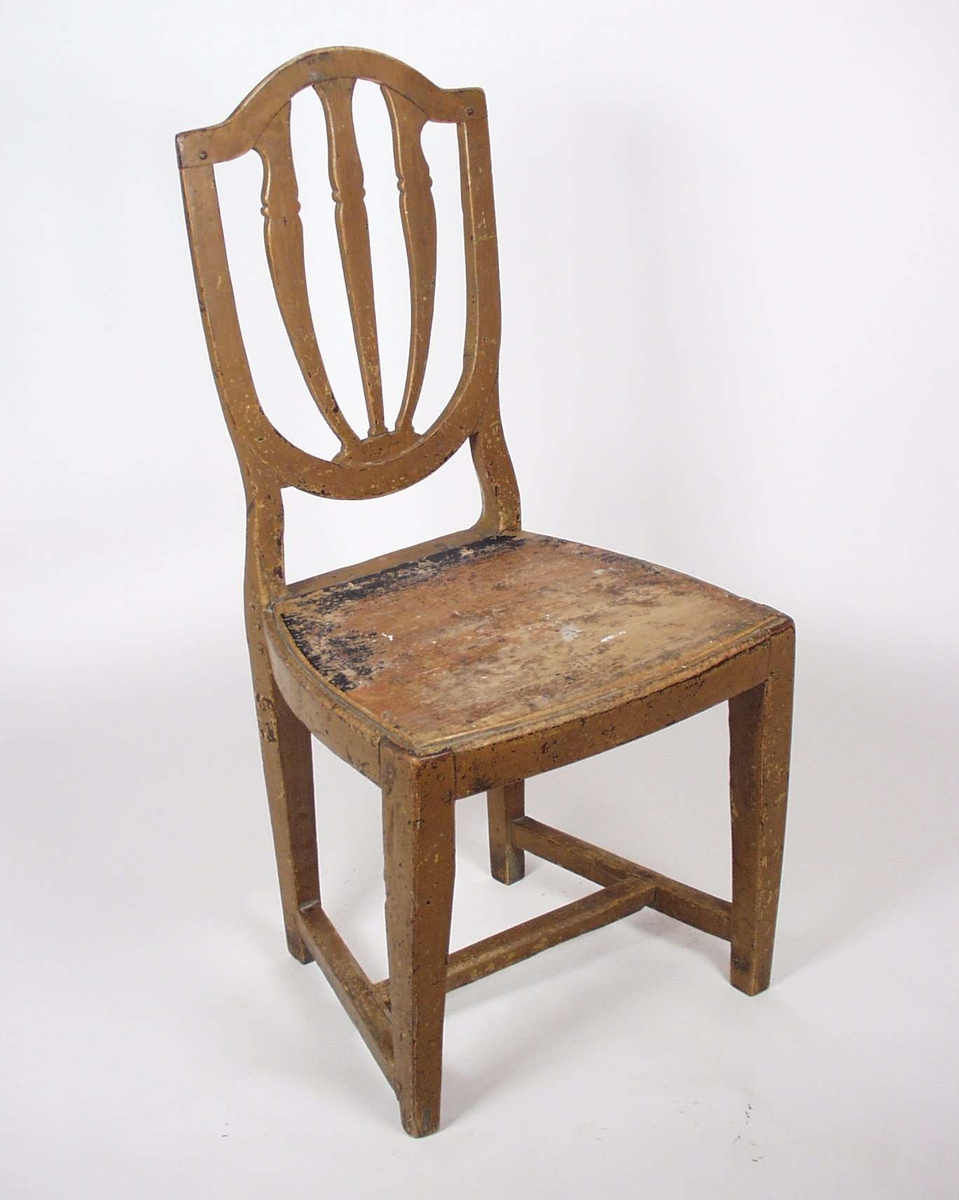 Stolen er av bjørk i ny-klassisistisk stil. Stolryggen er skjoldformet, gjennombrutt og løftet klar av setet.