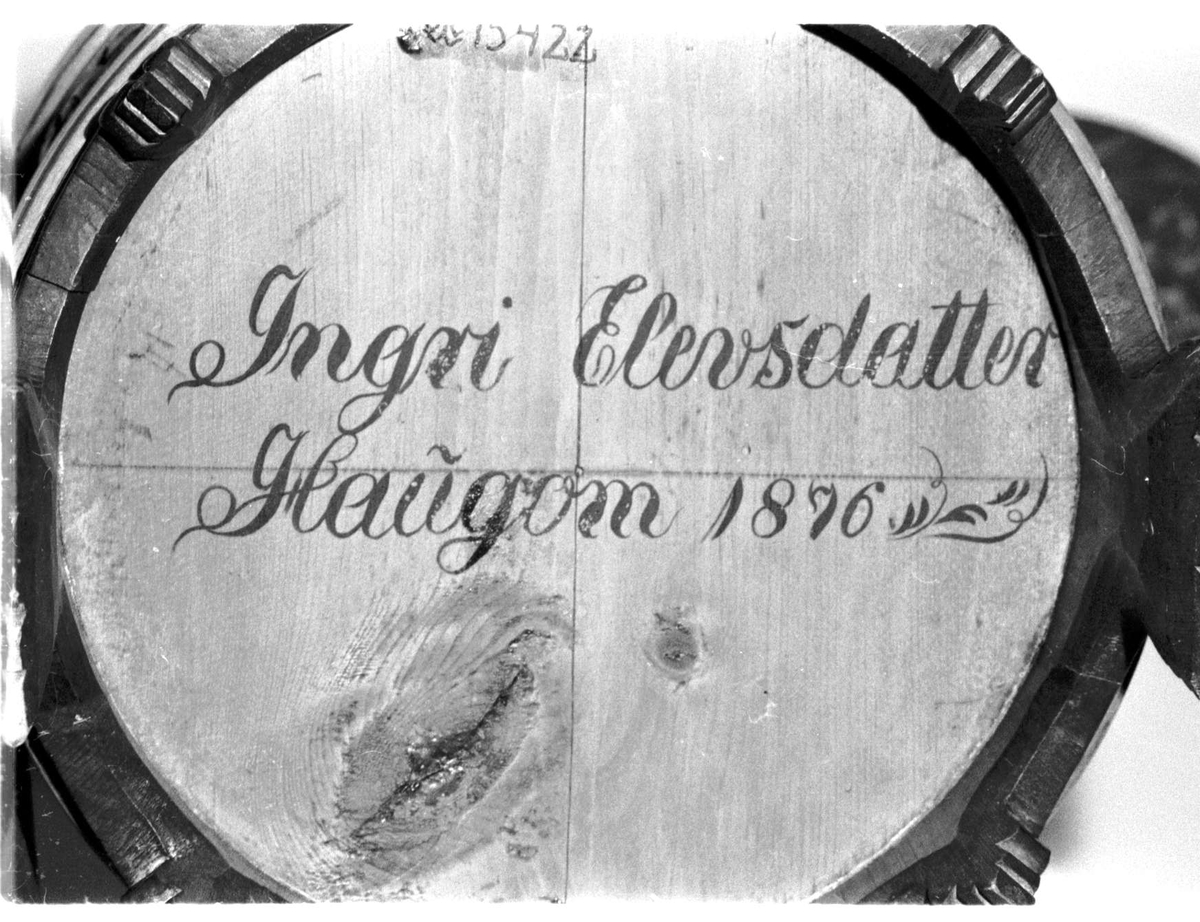 Ambaren er lagget av åtte staver. Fire staver er forlenget til bein og to til ører. Beina og ørene skrår utover. To flate gjorder. Lokket er laget av ett stykke påsatt håndtak. Beina og ørene er dekorert med akantuspalmetter. Rundt ambaren går en akantusranke i forholdsvis høyt relieff på prikket bunn. I hver buktning på ranken er det satt inn fire-, fem- eller seksbladete blomster. En sett fra siden og resten ovenfra. Ranken har kraftig smetting av bladene fra sideskuddene. Ambaren er lakket. Lokket har tilsvarende akantusskurd som ambaren, med fire fembladete blomster. På lokket har også noen av bladene lansettform med tagger.Håndtaket har gjennombrutt akantusskurd i rundskurd. Enkel låsepinne.
Ambaren er tidligere katalogisert som laget av einetre.