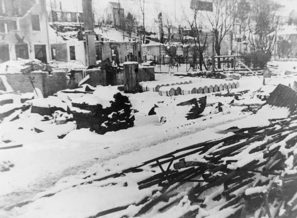 krigen, 2. verdenskrig, Måløyraidet 27. desember 1941, utbombede og ødelagte hus, tønner