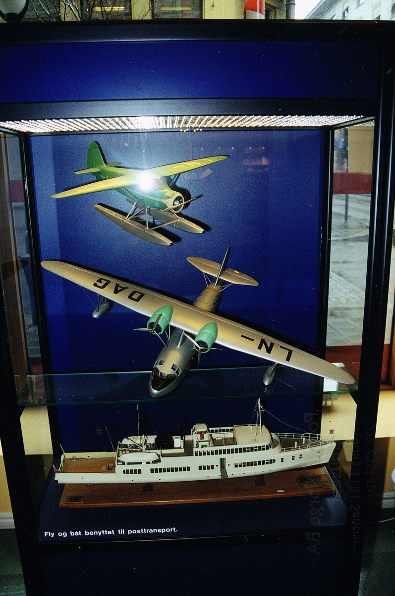 postmuseet, Kirkegata 20, utstilling, monter, fly og båt benyttet til posttransport, 2 fly (et med LN-DAG på vingene), båt