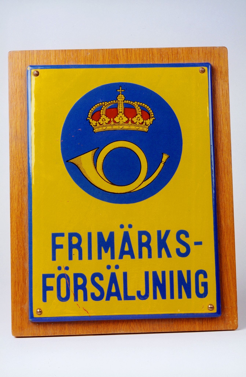 Gult og blått lakkert postskilt.Svensk postskilt.
Tekst: Frimarksforsaljning.
Posthorn med krone.