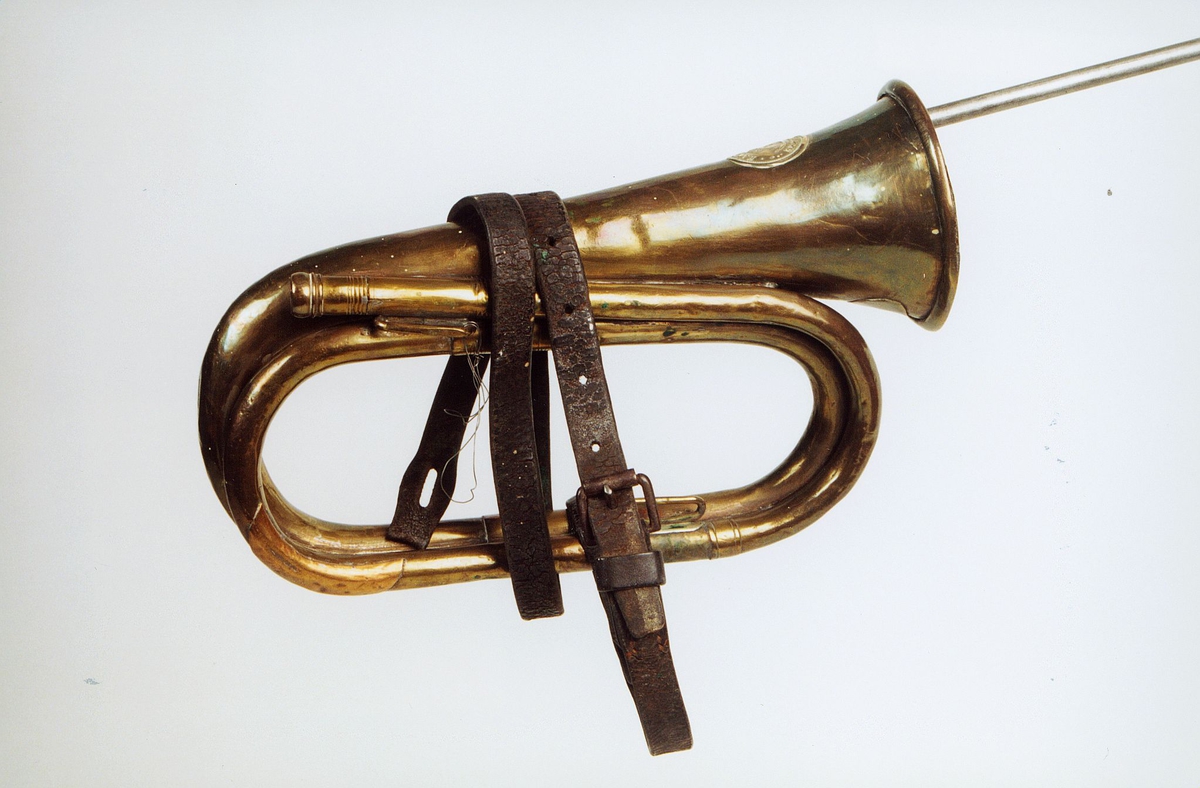 Postmuseet, gjenstander, posthorn, trompettype, mangler munnstykke, lærrem viklet rundt hornet.