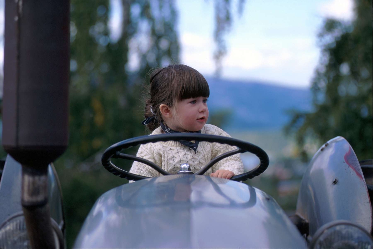 Barnas dag på Maihaugen 2000. Liten jente i førersetet på traktoren Gråtass.