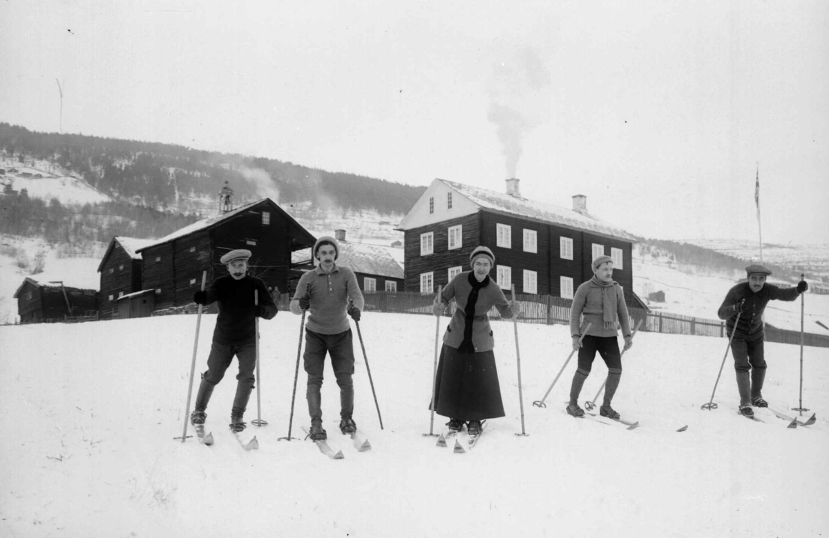 Fire menn og en kvinne på ski