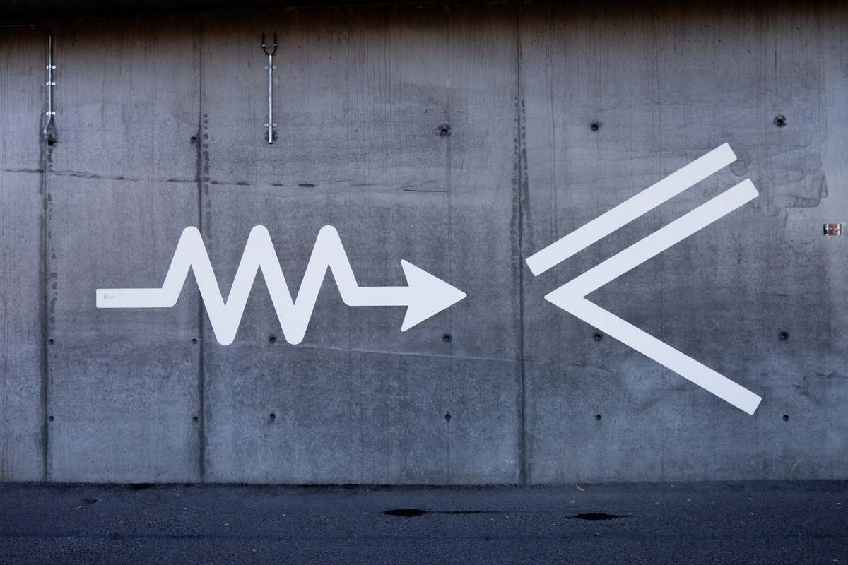 Bo Meyer sine kunstverk er ikkje berre styrt av visuelle arkitektoniske føringar, men har ein klar symbolsk agenda. På Lysaker stasjon har han måla til saman 32 enkle symbol, som piler, sirklar, trekantar og kryss. Halvparten av symbola er militære symbol som blir nytta i samband med strategisk planlegging av krigshandlingar og invasjon. Den andre halvparten er inspirert av symbolbruken til ei gruppe nordamerikanske indianarar. To plakettar med informasjon er plasserte ved verket.