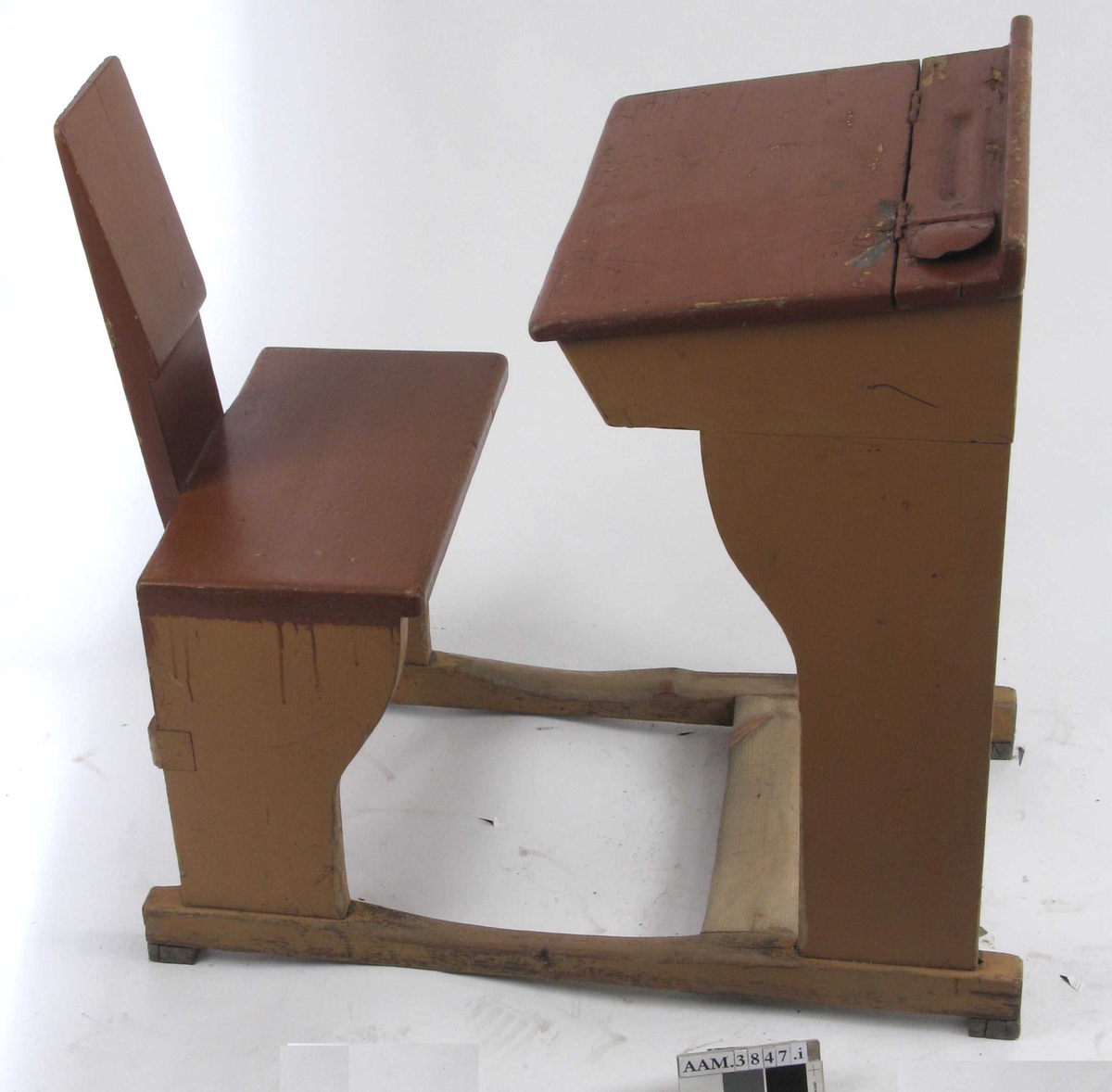 Form: Vanger m. pult og stol i ett. Rom for oppbevaring under plata.
