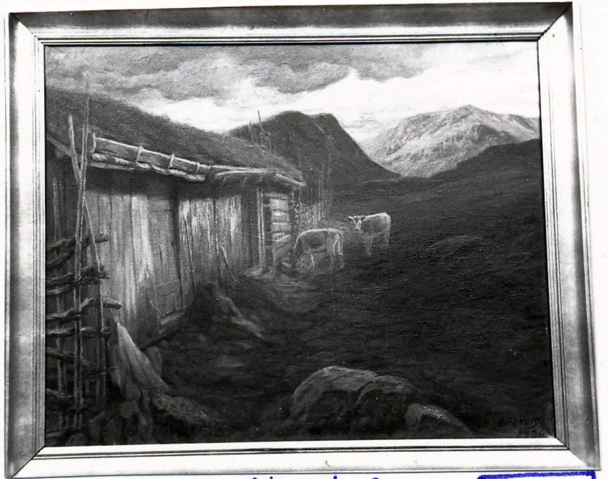Fjellandskap;lavt hus på skrå innover mot høyre, 2 kalver, Blå fjell; delvis tung, grå himmel i bakgrunnen.