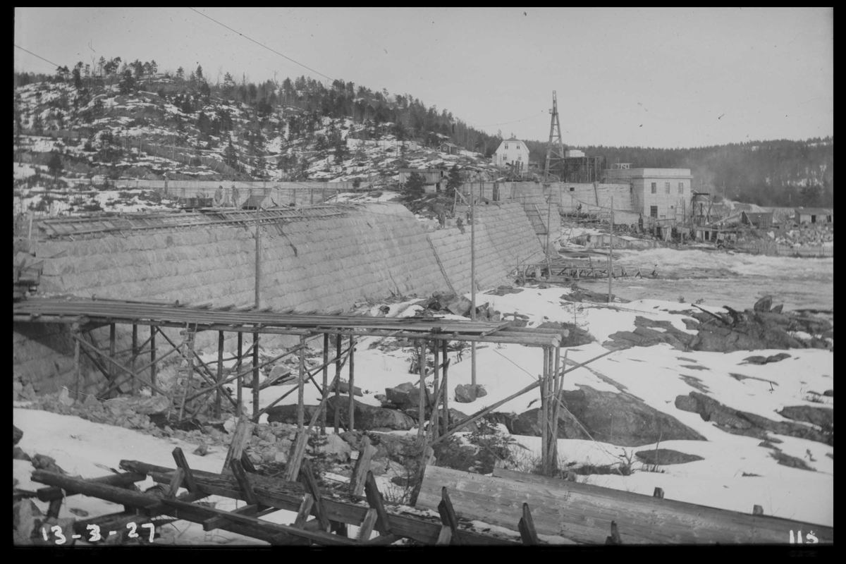 Arendal Fossekompani i begynnelsen av 1900-tallet
CD merket 0468, Bilde: 5
Sted: Flaten
Beskrivelse: Bygging nesten ferdig. Kraftstasjon og bolig i bakgrunnen