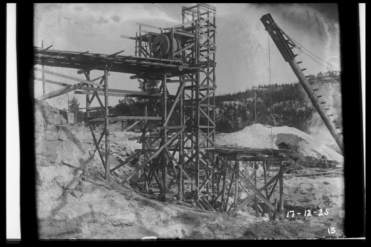 Arendal Fossekompani i begynnelsen av 1900-tallet
CD merket 0468, Bilde: 18
Sted: Flaten
Beskrivelse: Betongblander med elevator