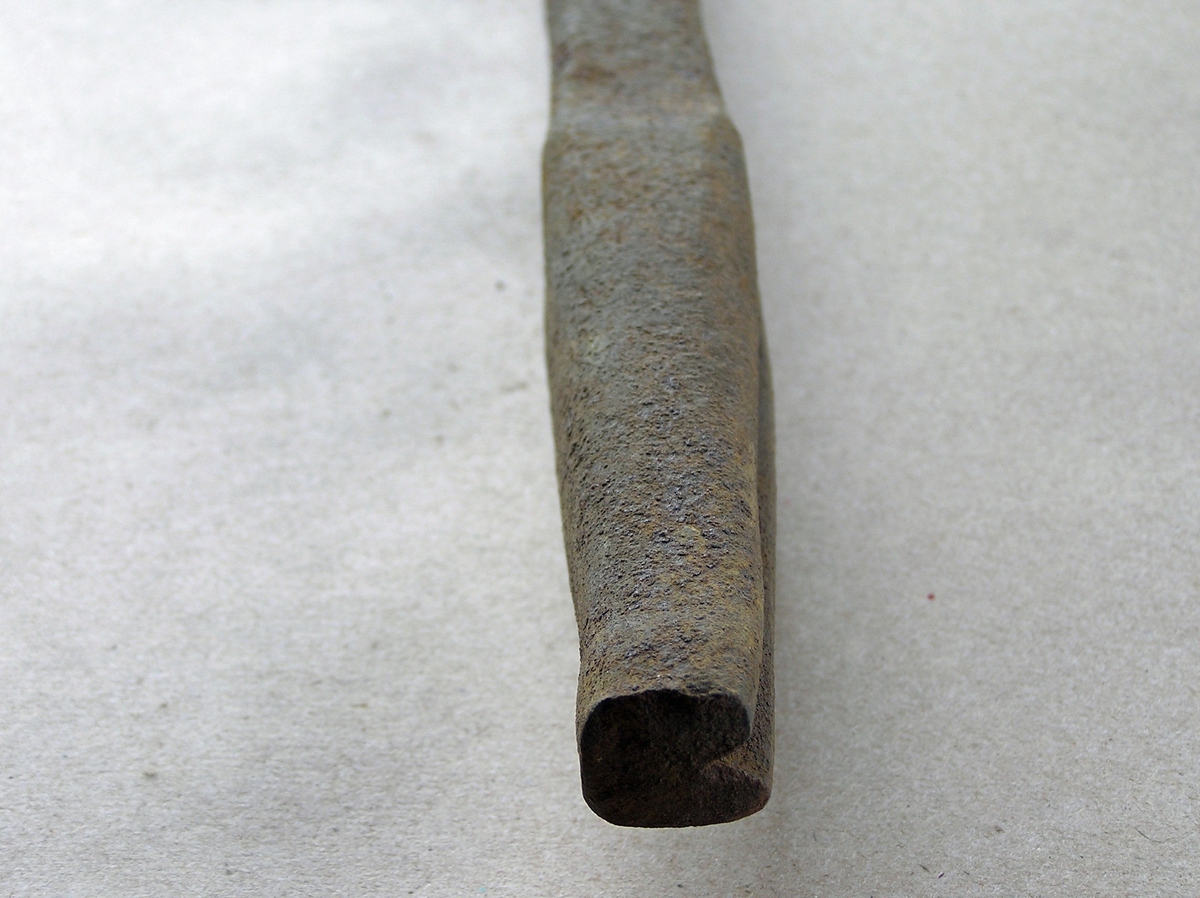 Smidd jernstykke til bruk ved smiing av merkeøks. Merket ble formet rundt stempelet. Stempeldel og håndtak i ett. 