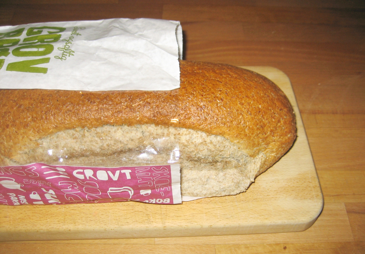 Det er intet motiv på brødposen. Brødets navn Sunt og saftig grovbrød står på posens forside
