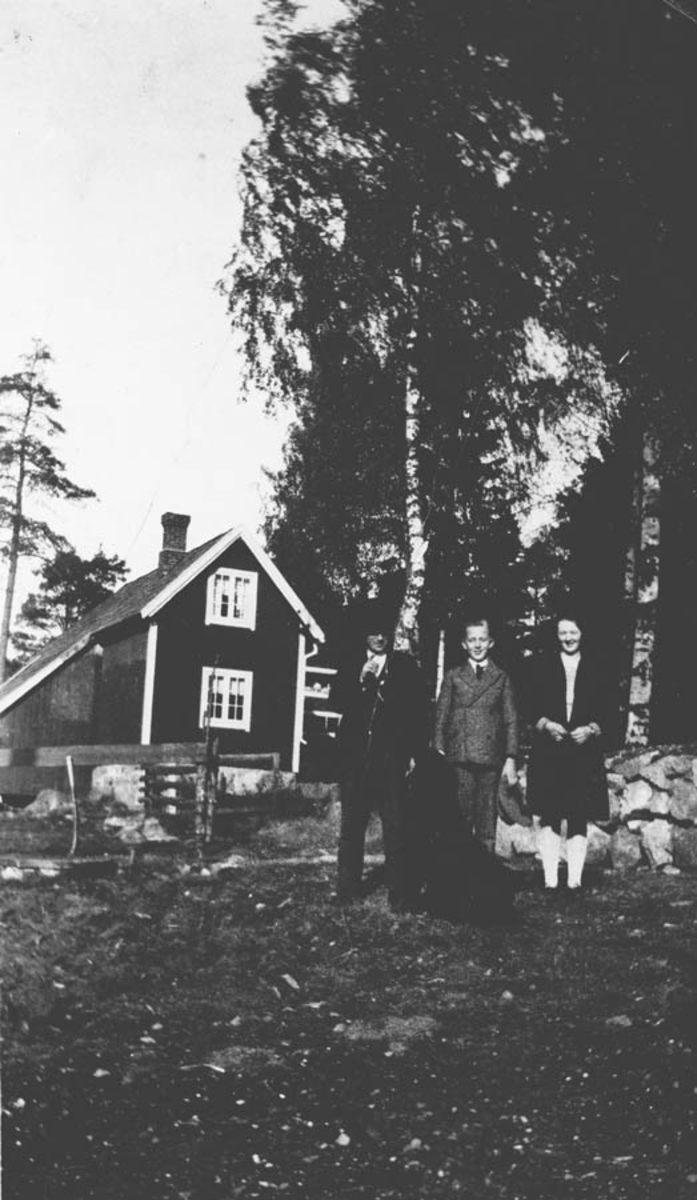 Olaf og Svend Taugbøl samt Alvilde Spong. Uthuset hos Taugbøl.