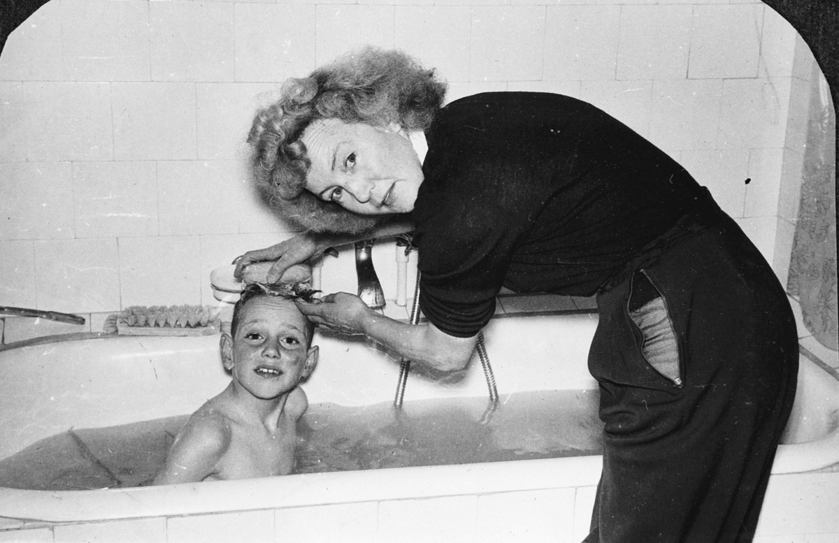 Barn bades i badekar. Intet bad uten hårvask -den tar mor seg av.