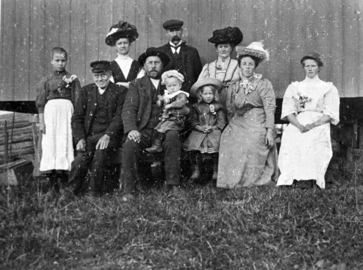 Kragerud, Familefoto Hele familen oppstilt foran en vegg.