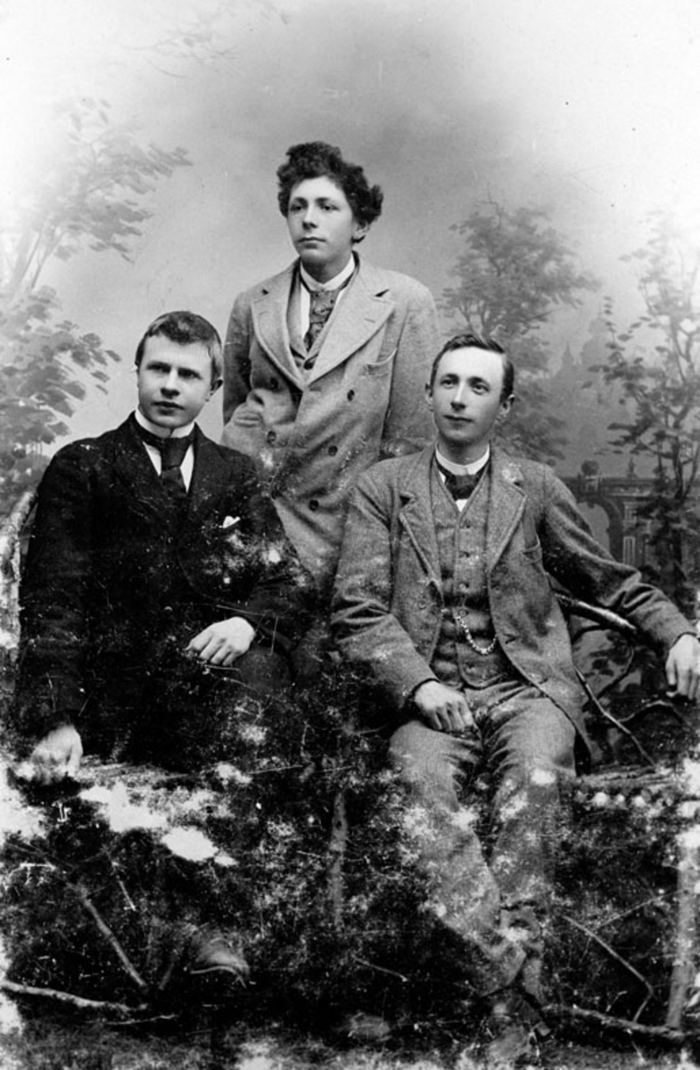 Atelierfoto av tre unge menn.