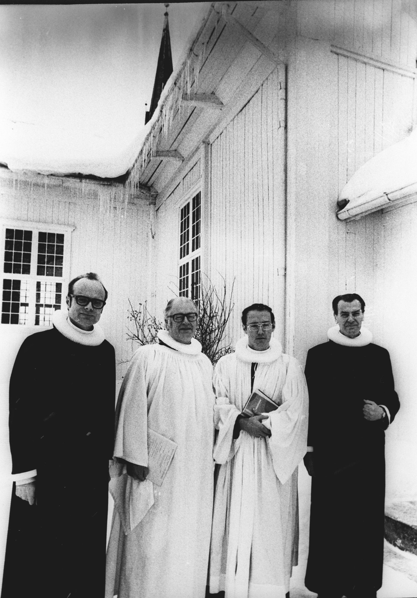 4 prester, med Fenstad kirke i bakgrunn