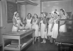 Husmorskolen? Ribbing og tilbereding av kylling.