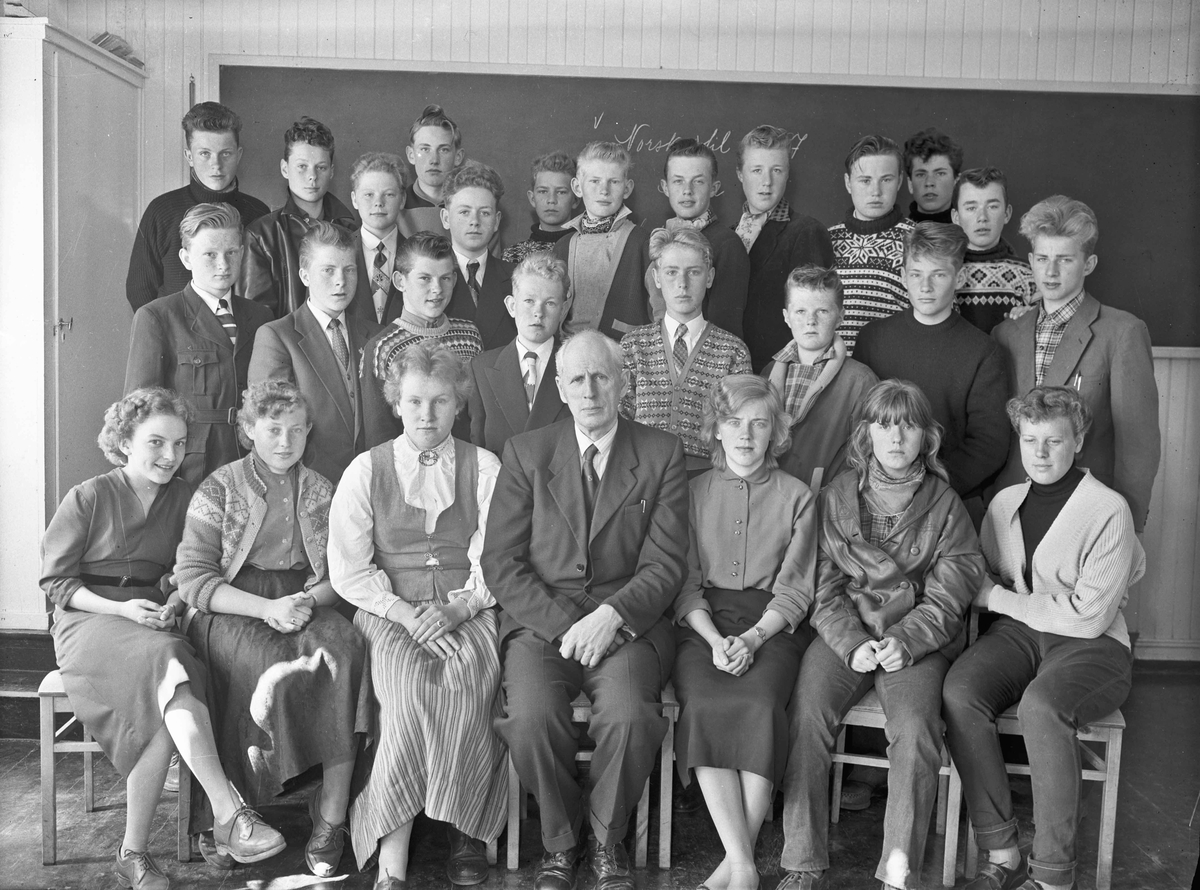 Framhaldsskolen 1957. Lærer Otto Norheim foran.