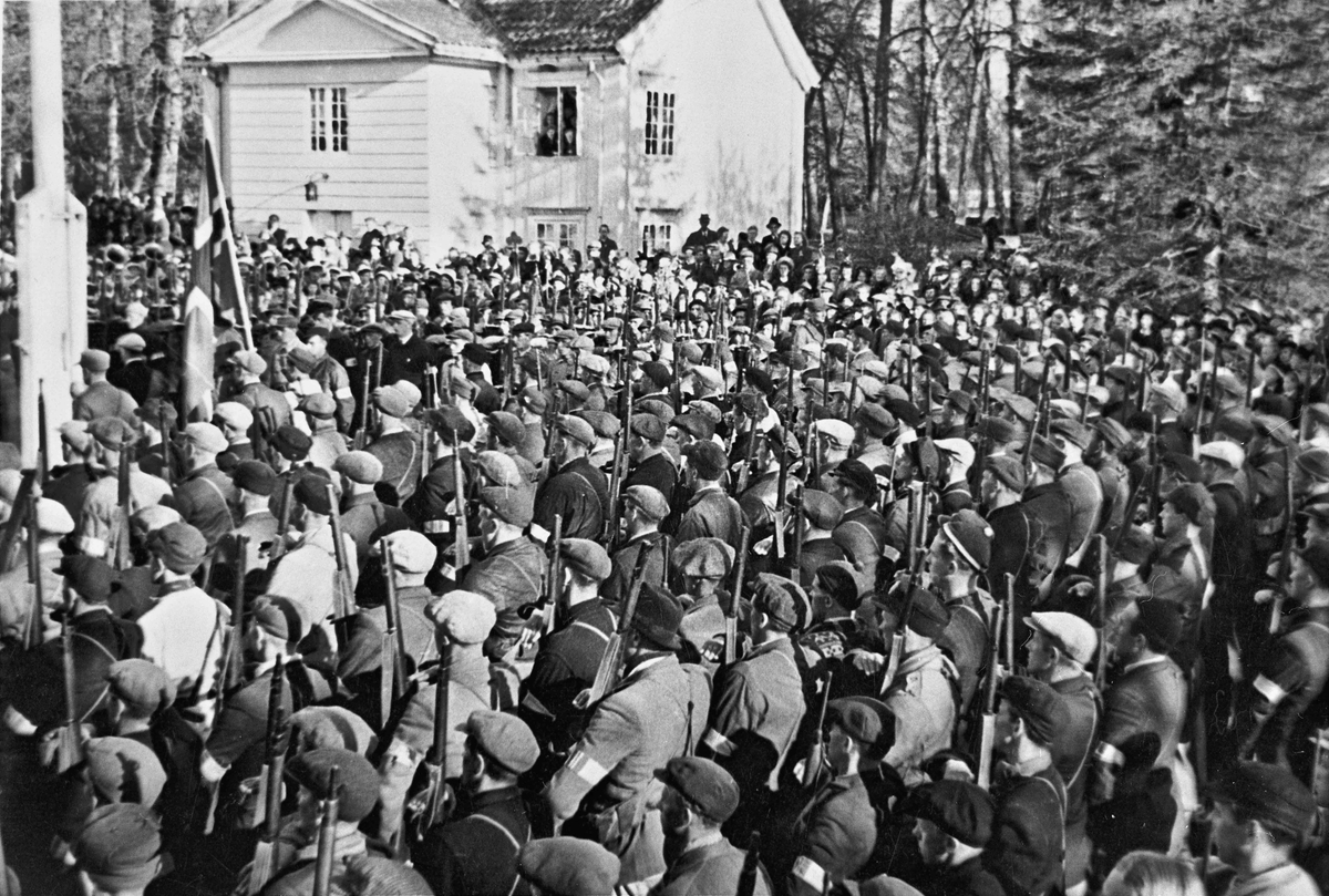 Hjemmestyrker samlet ved Eidsvollbygningen etter krigens slutt.