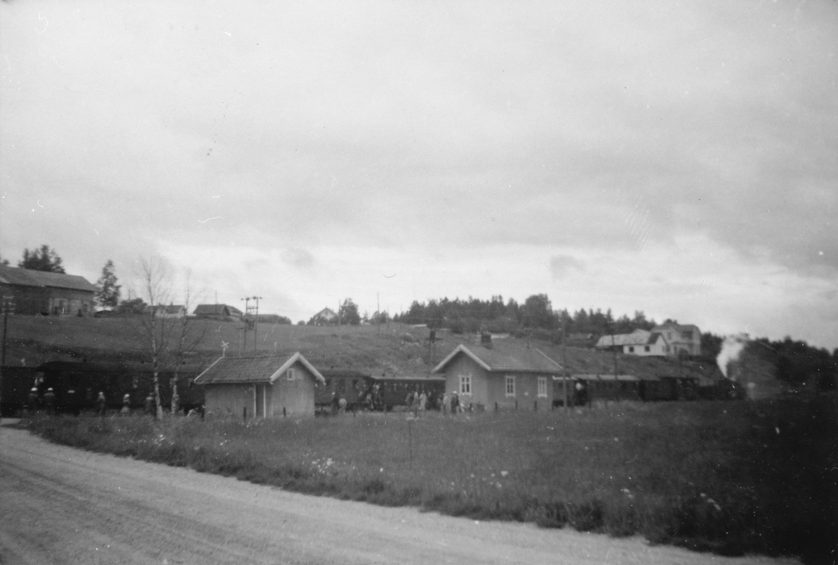 Siste ordinære tog retning Sørumsand har ankommet Hornåseng stasjon.