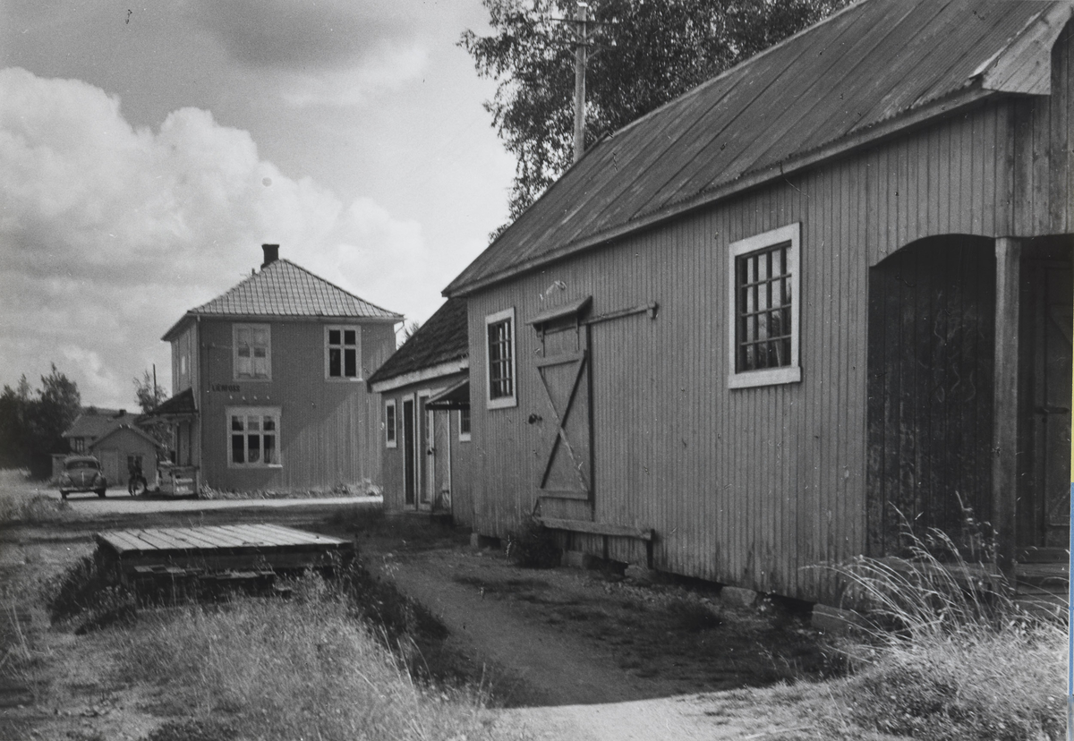 Lierfoss stasjon året etter nedleggelsen. Det var fremdeles postekspedisjon i den gamle stasjonen.