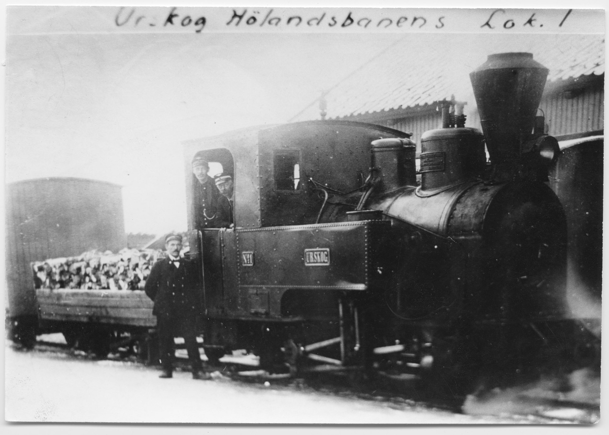 Urskog-Hølandsbanens damplokomotiv nr 1 Urskog med personale. Lokomotivet fyres med ved.