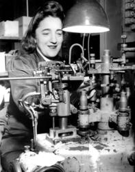 Lyspæreproduksjon ved Luma Norsk Glødelampefabrikk, .1946