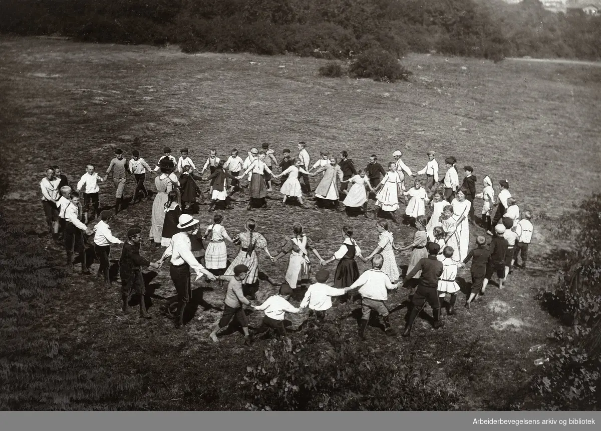Kurs i friluftsleker for de lockoutedes barn på Hovedøya, ledet av hr. Eckersberg,.1911