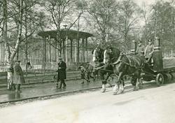 Hest og vogn fra Schous bryggeri passerer Birkelunden på Grü