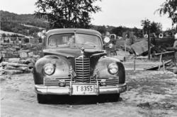 Bil med reg nr T-8355 ved kirkegården i Eidsvåg.