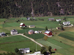 Til høyre konfeksjonsfabrikkken Nyheim til Emil Lervold. Løk
