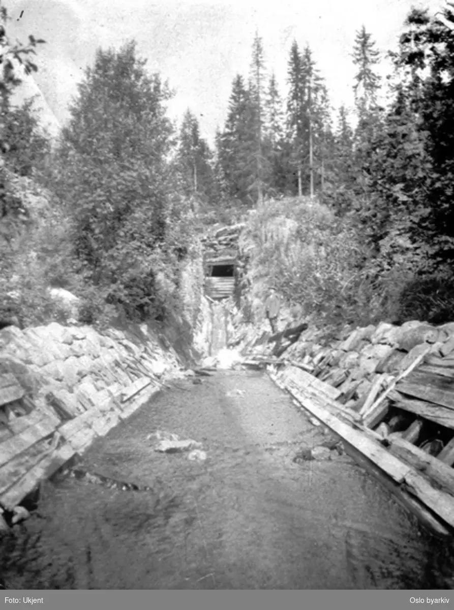 Utløp av vanntunnel fra Helgeren til Myrtjern med steinsatt forskjæring.