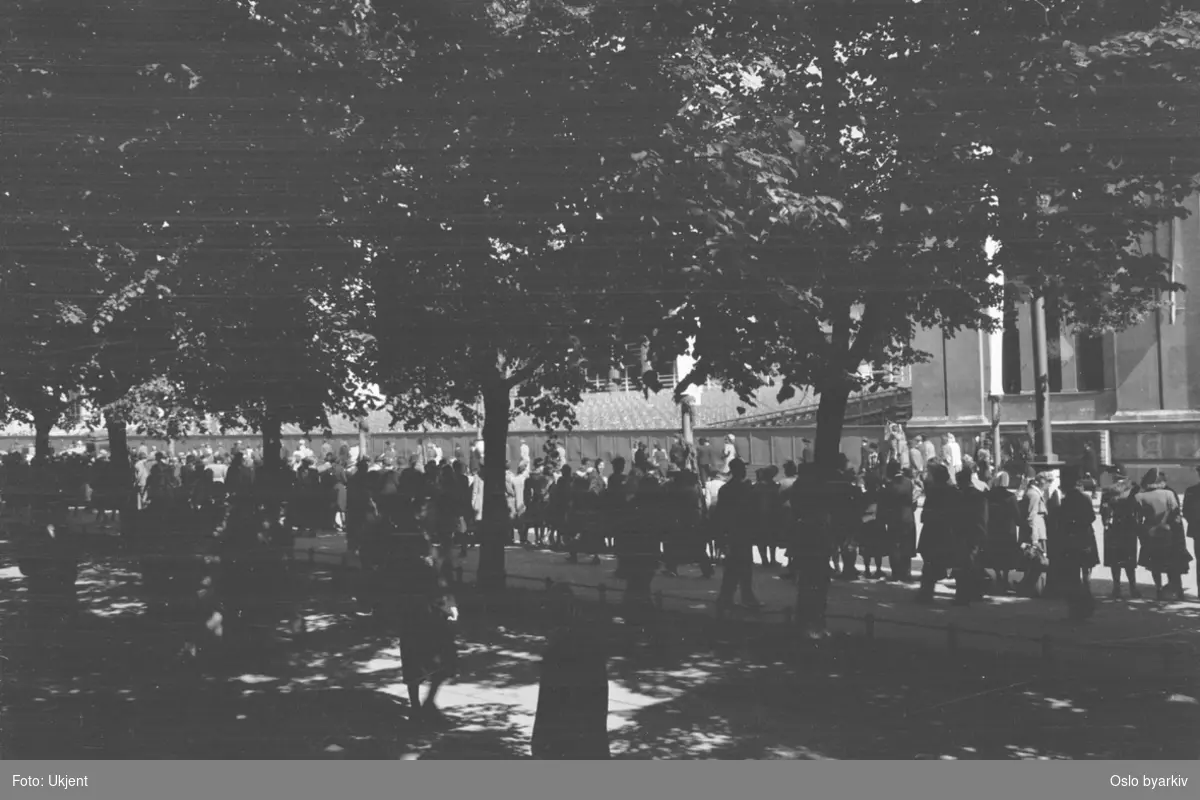 Folkemasser langs Karl Johans gate ved Studenterlunden 7. juni 1945 i anledning Kongens hjemkomst.
