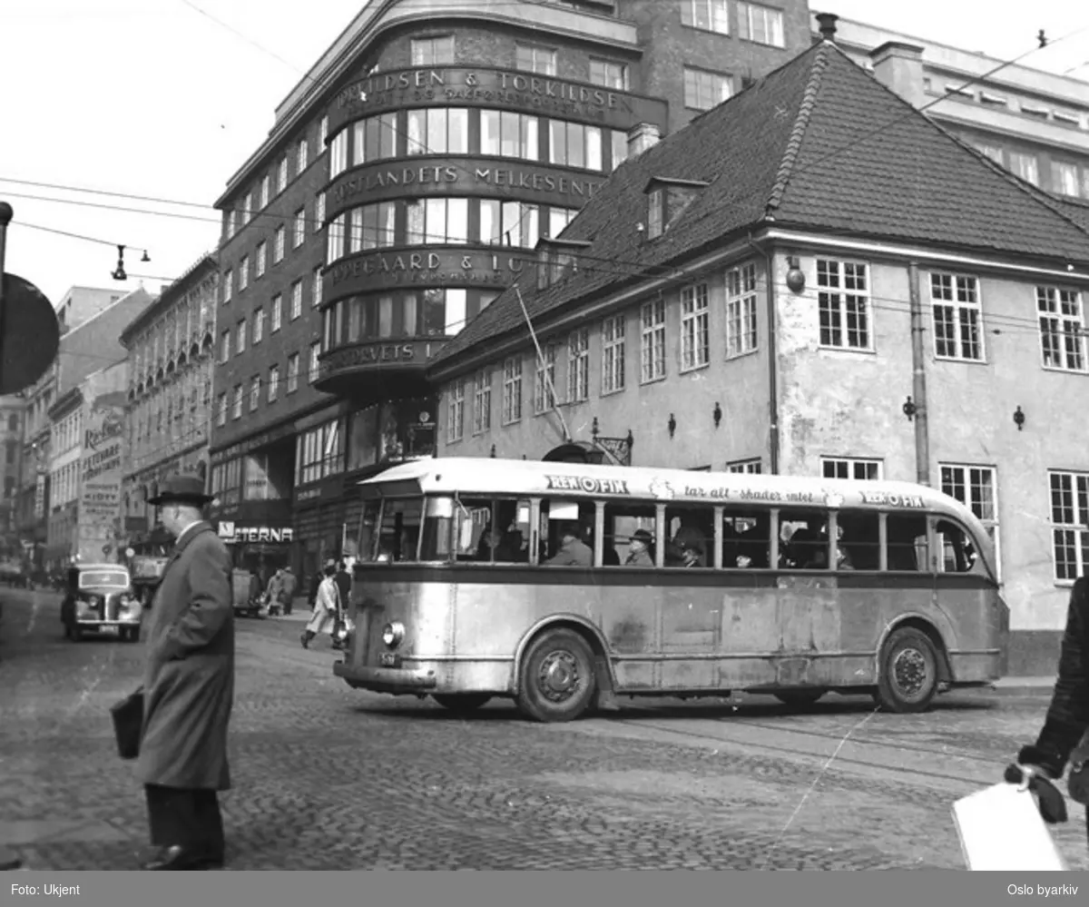 Turbinbuss (utstyrt med bensinmotor. Det fantes trolleybusser med samme karosseri), linje 18 i krysset Møllergata - Grensen ved Stortorvet. Stortorvets Gjæstgiveri.