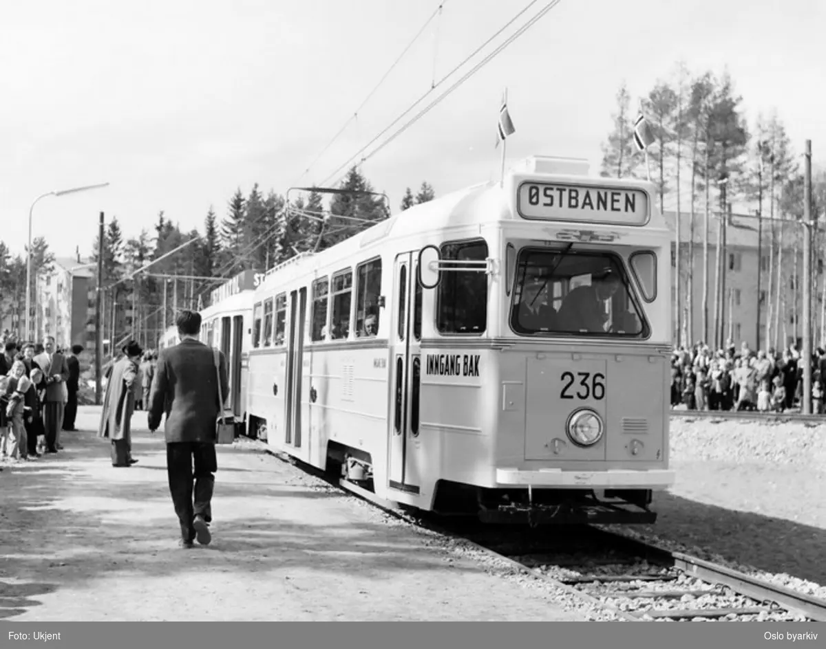 Oslo Sporveier. Trikk motorvogn 236 type Høka MBO og tilhenger type Høka TBO linje 4, ved endeholdeplassen på Lambertseterbanens åpningsdag, 28. april 1957. Toget var med på å frakte dignitærer til åpningen. Tilskuere, folkeansamling.