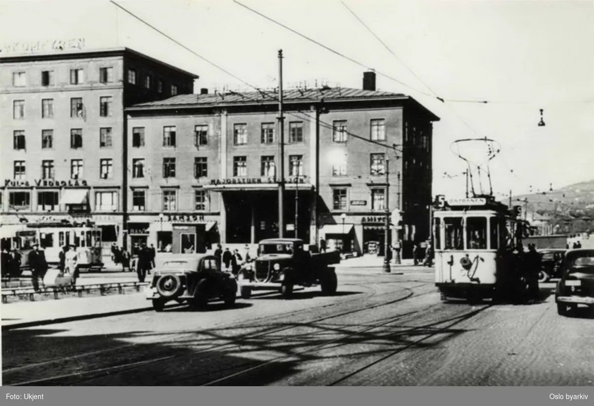 Oslo Sporveier. Trikk motorvogn 53 type SS (fra 1899), ombygd (1919) på linje 5, Majorstuen-Østbanen, her i Valkyriegata ut fra endeholdeplassen langs Kirkeveien. Majorstuhuset. Telefonkiosk. Trafikkmiljø. Bilde tatt på 1930-tallet.