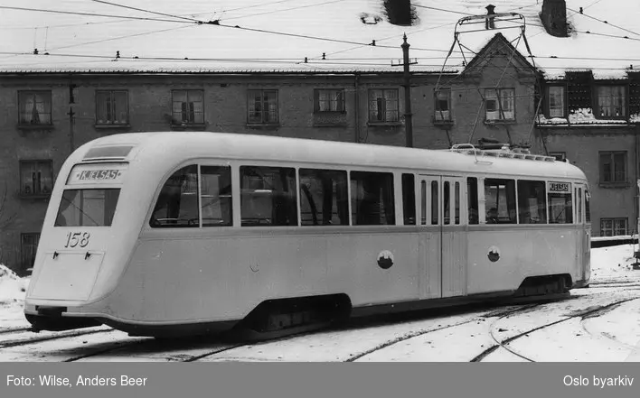 Oslo Sporveier. Trikk motorvogn 158 (prototype fra 1937) type Gullfisk B2, ute på pressevisningstur februar 1937, her utenfor Sagene vognhall. (De seks første (prototyp)gullfiskene ble satt inn på Kjelsåsbanen, linje 4 fra Stortorvet, senere samme år.)