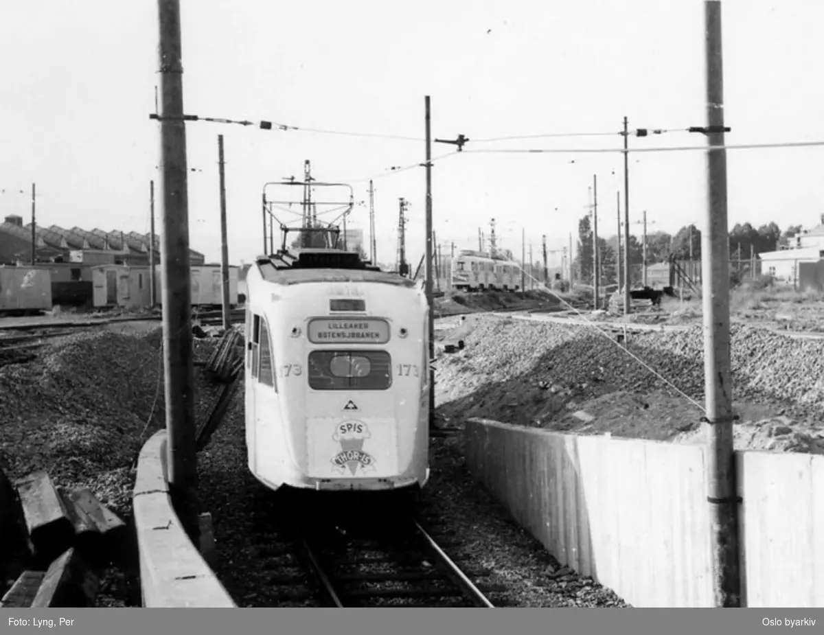 Oslo Sporveier. Trikk motorvogn 173 type Gullfisk E1 på A/S Bærumsbanens linje Lilleaker-Østensjøbanen (Jar-Bøler), her på vei ut av kulverten ved "Nordenkurven" på Brynseng.