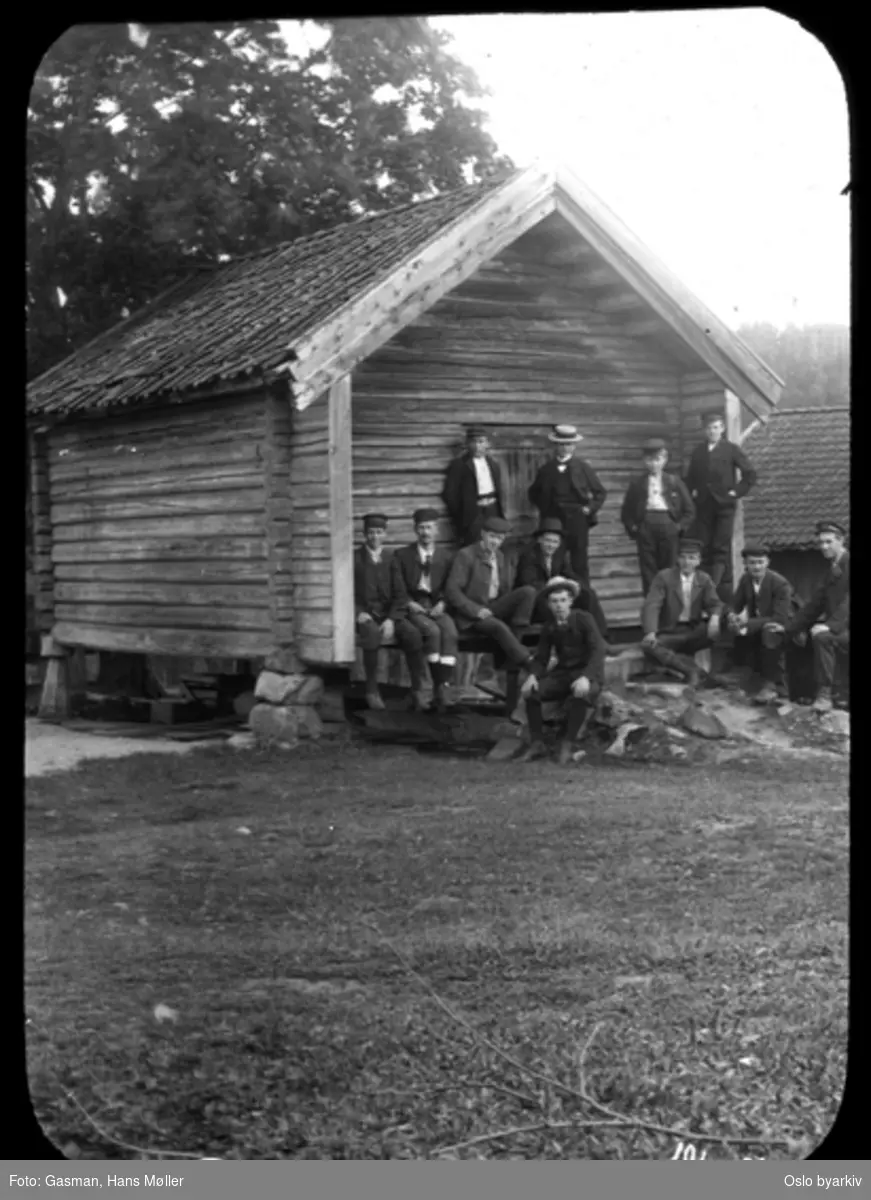En gruppe menn og ungdom foran stabburet på Lyse (i Hole?)