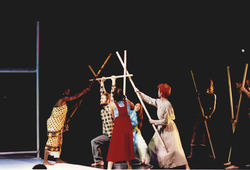 "Treet", med elever fra Nordic Black Theatres teaterskolen.K