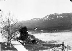 Parti frå Eidsvåg: .Sjøgarden sett frå vest. .Det 20 meter l