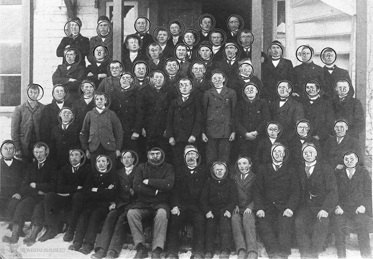 Amtskolen i Eresfjord 1897-1898 på Hotel Eikisdal på Nauste.