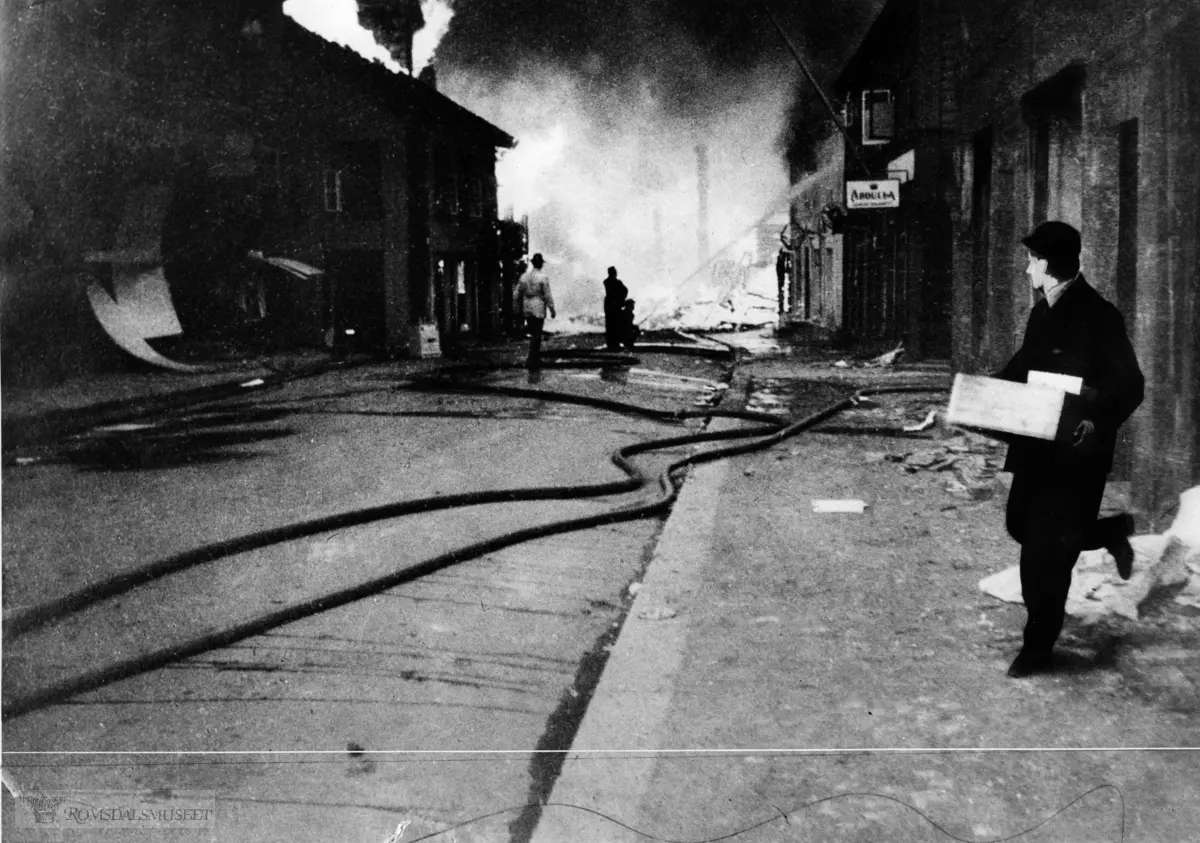 Fra brannen i Molde etter det Tyske flyangrepet 30 april 1940. Fra Gotfred Lies plass og innover mot sentrum.