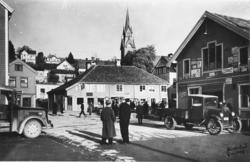 Høstmarkgården bygd i 1767. .Vi ser bla Romsdals Fellesbank.