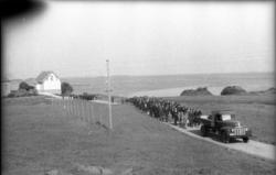 Jon Opstad sin lastebil kjører kisten mens gravfølget går fr