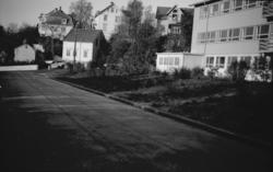 Kirkebakken. Bugges konfeksjonsfabrikk til høyre.'.I det lil